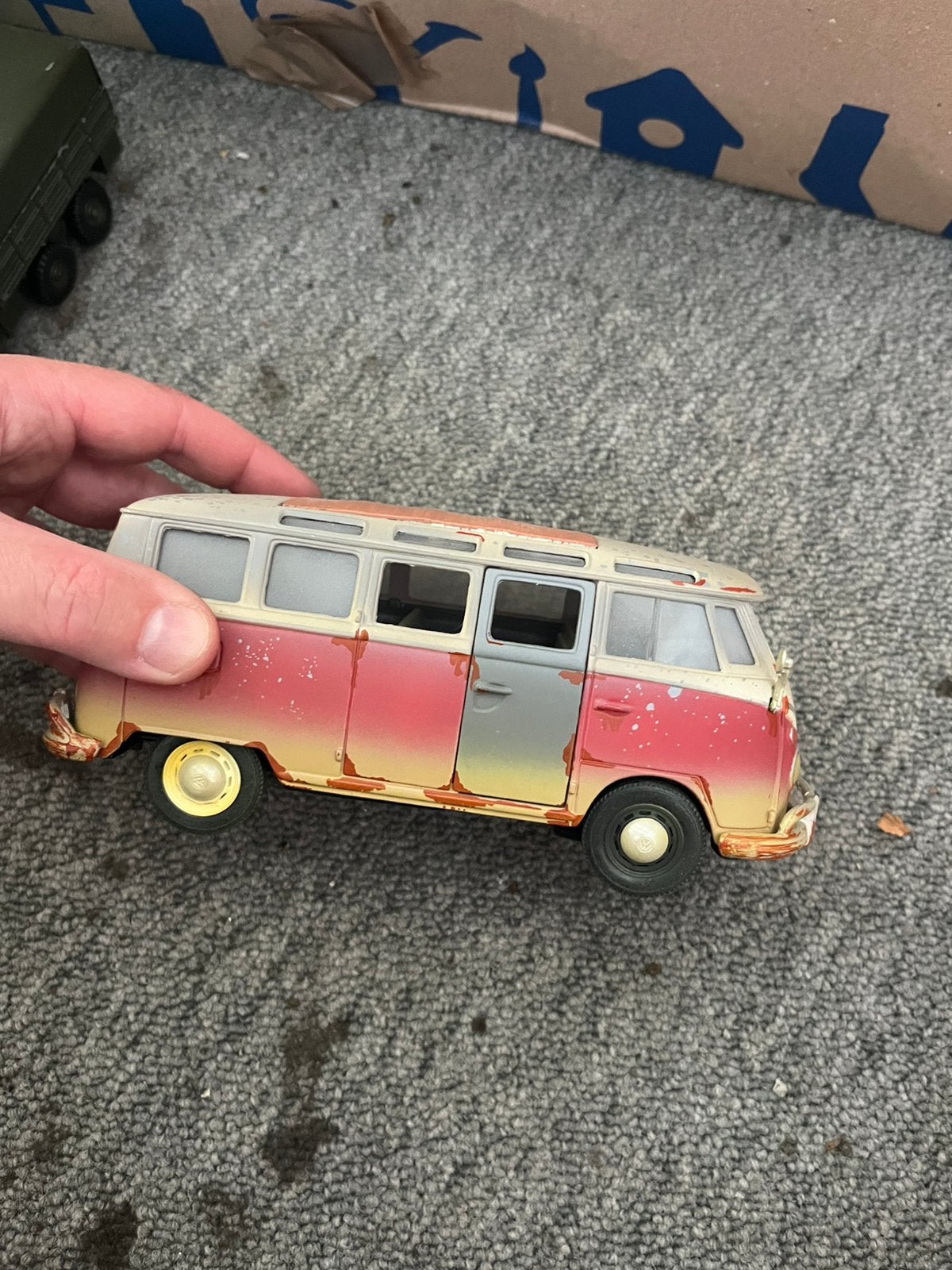 Maisto Volkswagen T1 Van Samba uit de "Old Friends"-serie, Ophalen of Verzenden, Zo goed als nieuw, Maisto