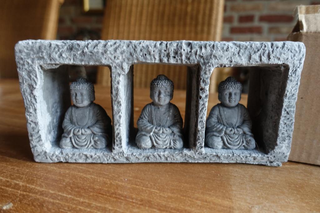 nieuw - kandelaar met boedha beeldjes - beton look € 5,00, Ophalen of Verzenden, Nieuw