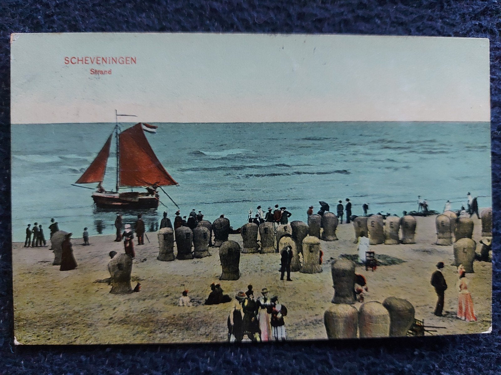 Oude ansichtkaart Scheveningen Strand met zeilboot, Ophalen of Verzenden, Voor 1920, Gelopen, Zuid-Holland