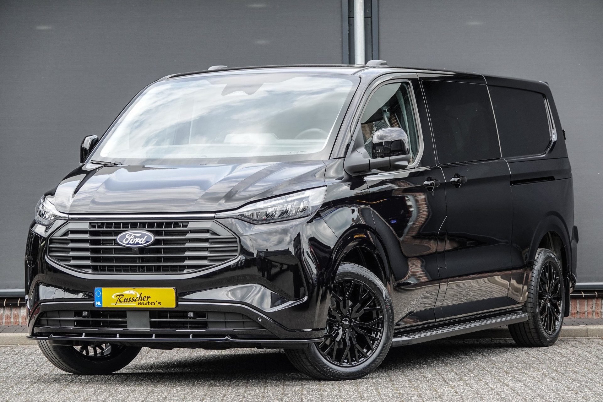 Ford Transit Custom L2H1 Dubbel Cabine 2.5PHEV 233Pk Aut. |, Auto's, Bestelauto's, Gebruikt, Zwart, 4 cilinders, 2159 kg