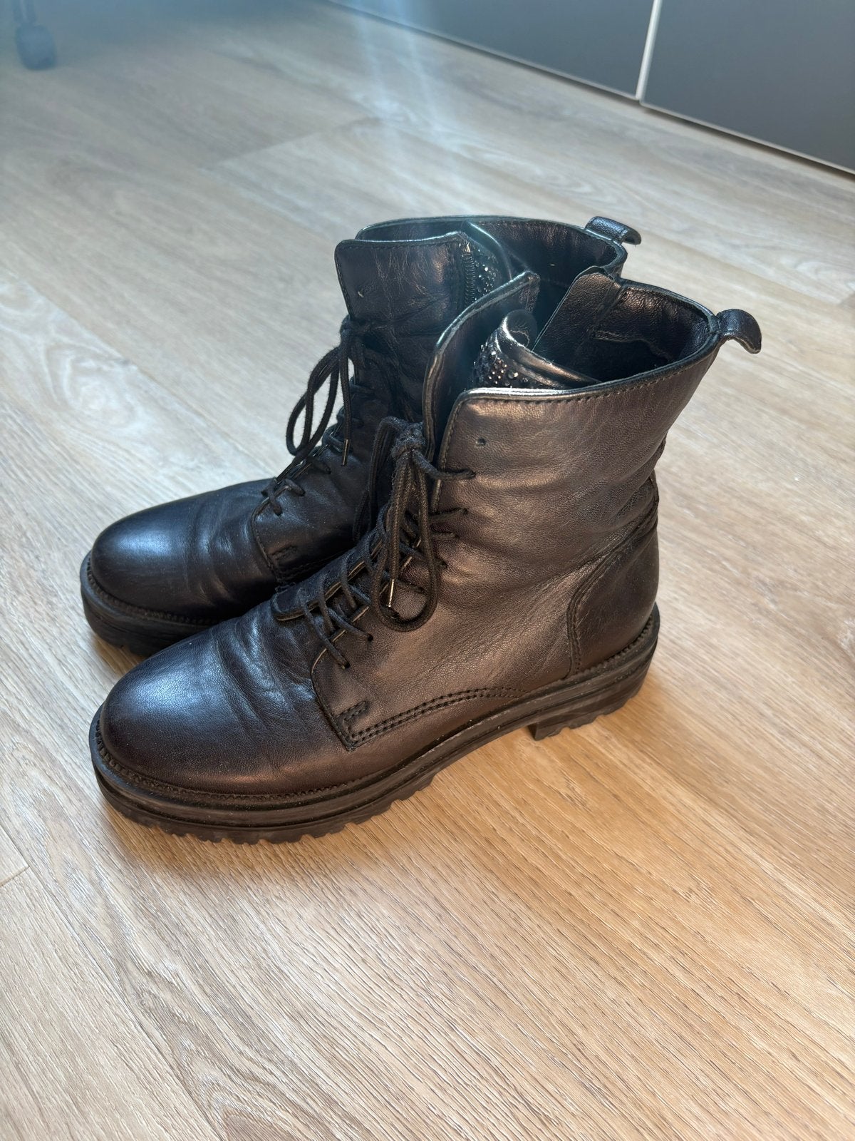 Mjus Zwarte Leren Biker Boots Maat 37, Kleding | Dames, Schoenen, Ophalen of Verzenden, Gedragen, Zwart, Lage of Enkellaarzen