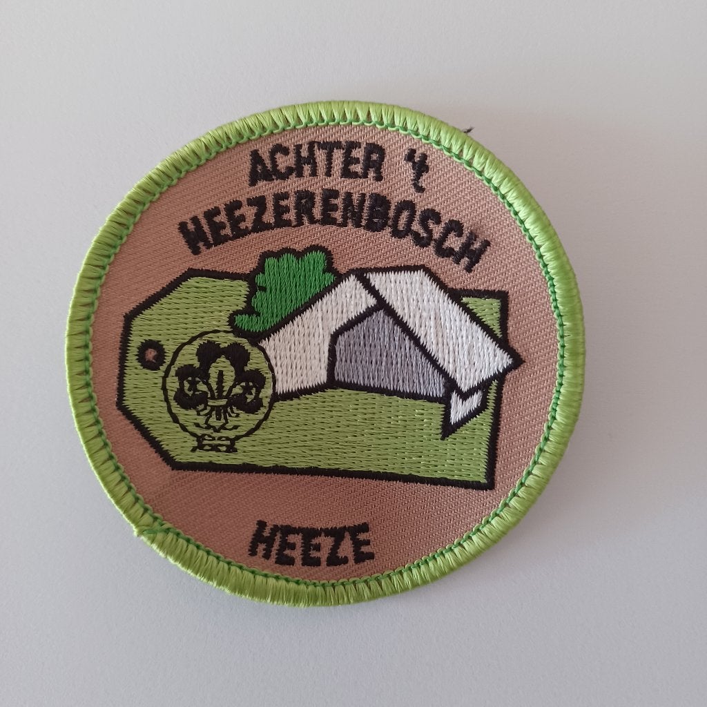 Labelterrein badge Achter ’t Heezerbosch Heeze, Verzamelen, Verzenden, Nieuw, Embleem, Speld of Insigne