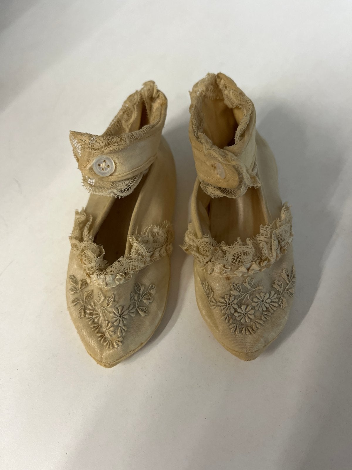 Antieke baby schoentjes met borduursel en kant, Ophalen of Verzenden, Kinderen