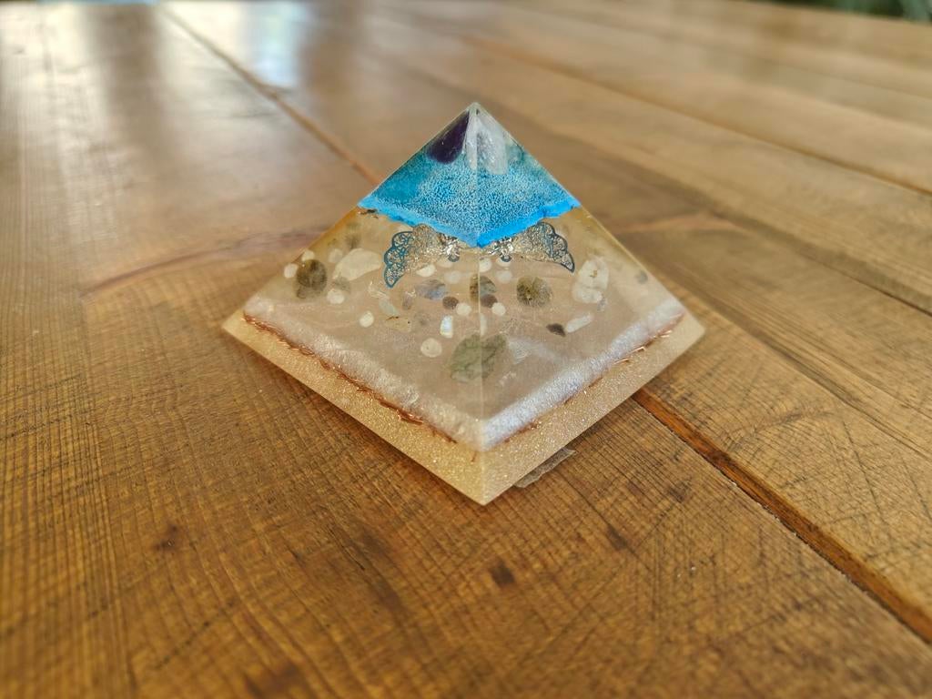 Handgemaakte Orgonite Piramide met Kristallen, Ophalen of Verzenden, Nieuw