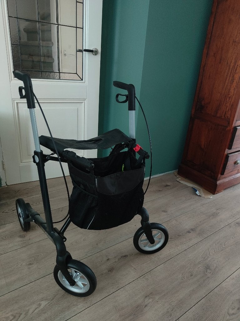 Rollator met zitje en grote tas, Ophalen of Verzenden, Opvouwbaar, Zo goed als nieuw