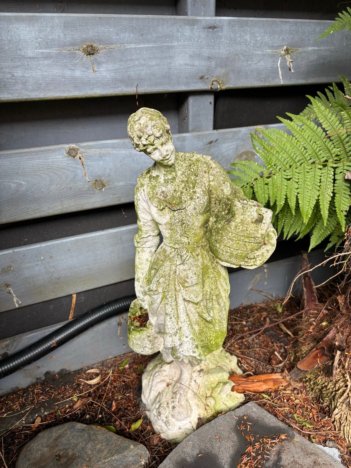 Vintage Tuinbeeld Vrouw met Mand - Beton, Tuin en Terras, Ophalen, Gebruikt, Beton, Mensenbeeld