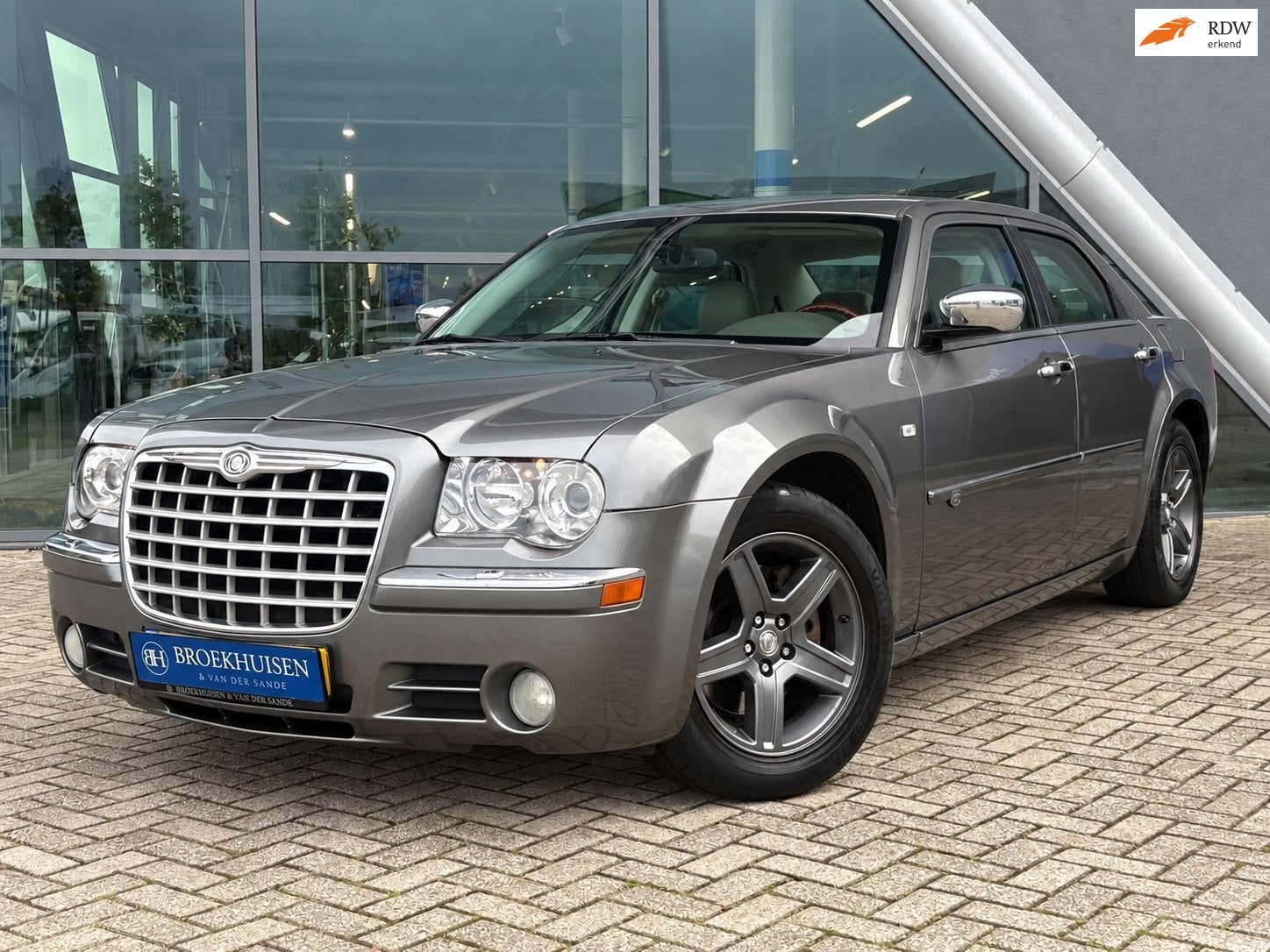 Chrysler 300C 3.5 V6 249pk Schuifdak / Stoelverwarming / Nav, Auto's, Automaat, Gebruikt, Zwart, 1715 kg