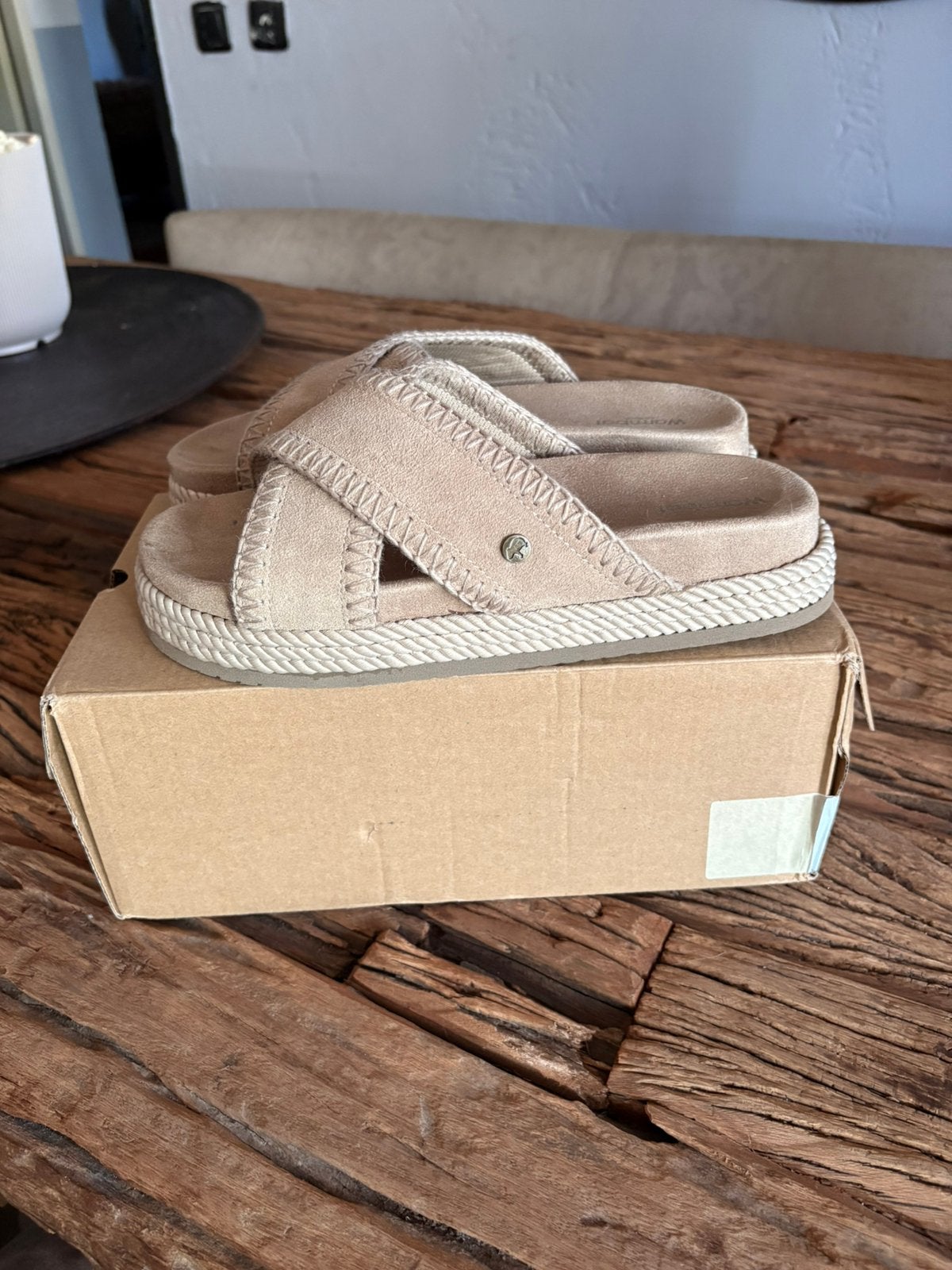 Nieuw! Warmbat suède crossover sandalen slippers in doos 40, Beige, Nieuw, Sandalen of Muiltjes, Ophalen of Verzenden