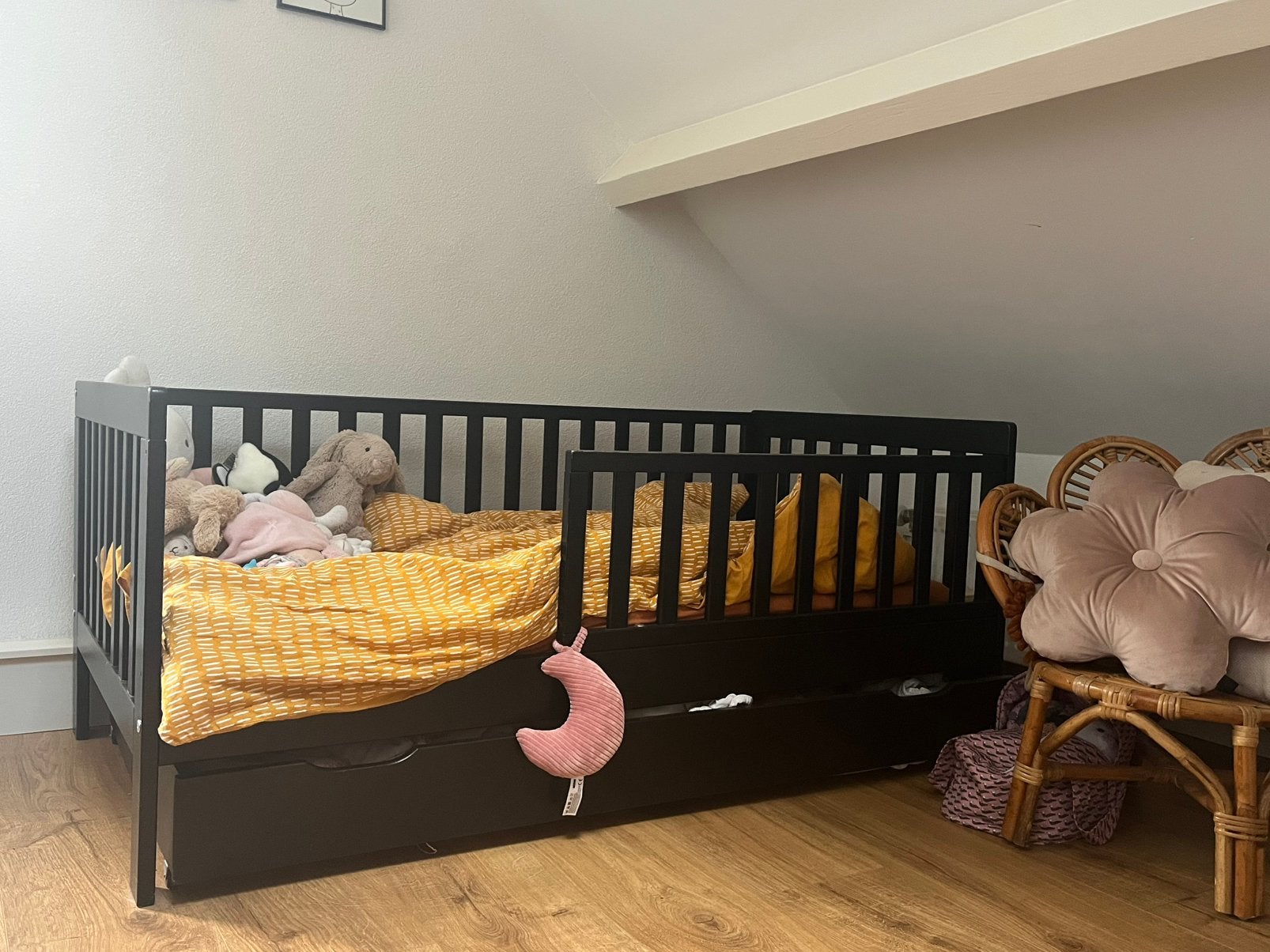 Peuter bed petit amelie plume zwart met matras en lade, 70 tot 85 cm, Zo goed als nieuw, Matras, 140 tot 160 cm