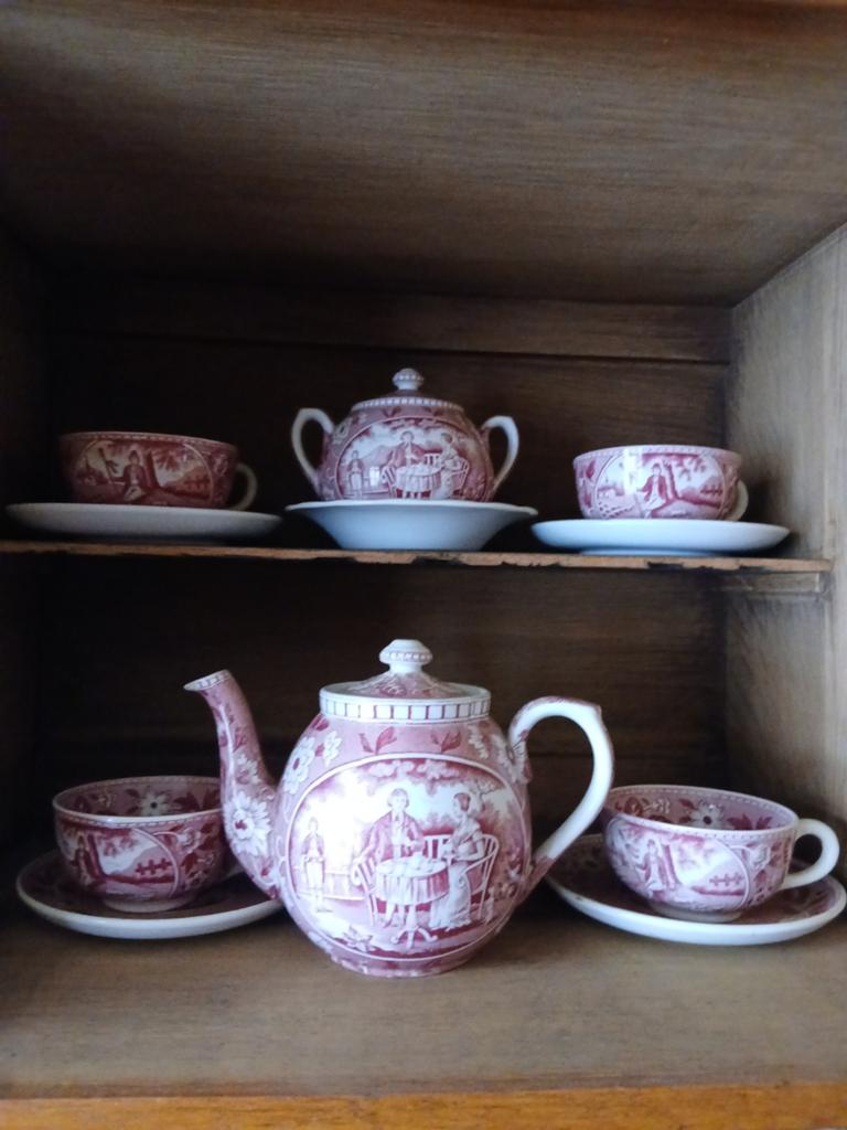 Tea Drinker societe ceramique Maastricht, Antiek en Kunst, Ophalen