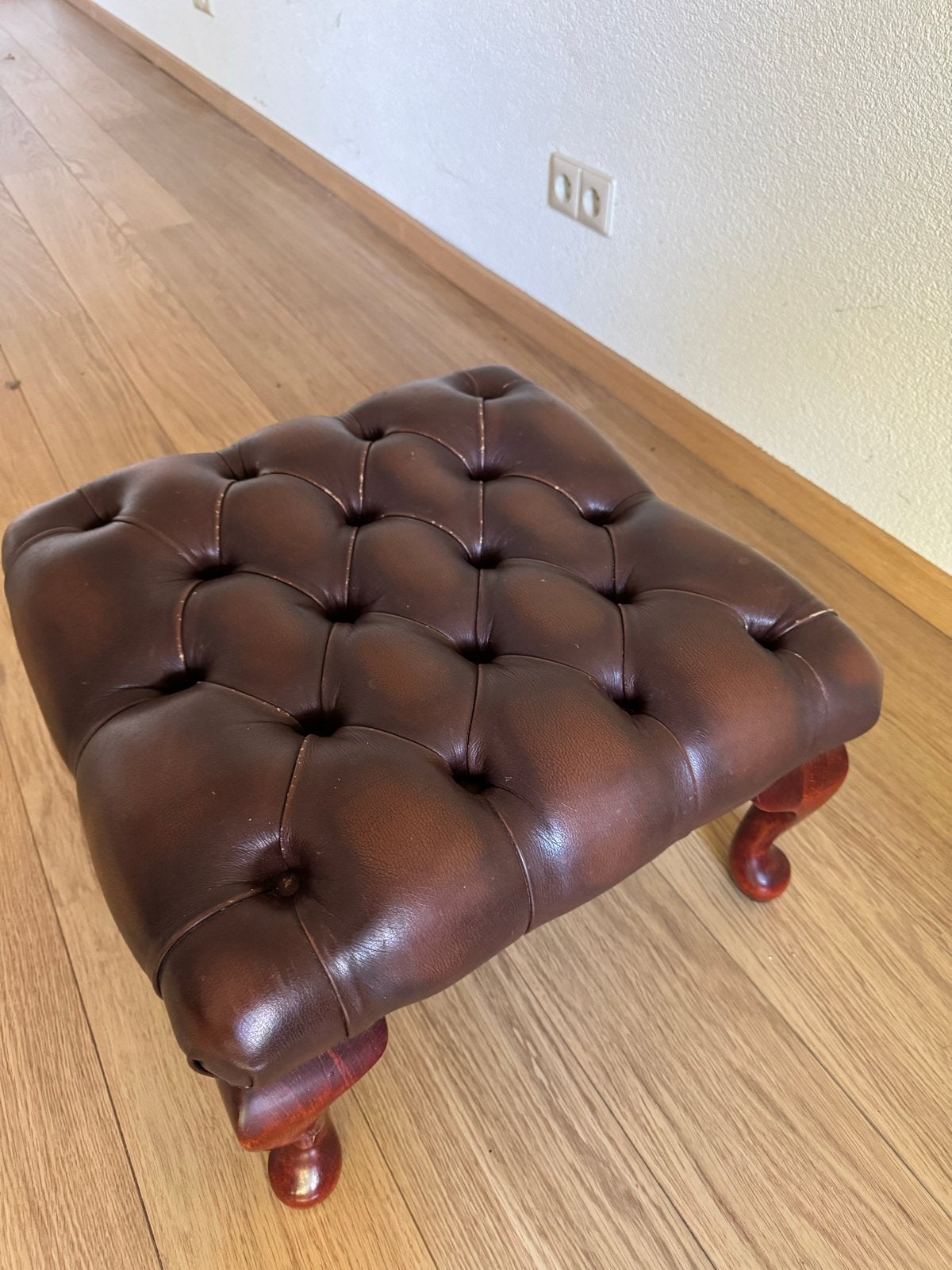 Leren poef met chesterfield-stijl en houten poten, Gebruikt, Vierkant, Leer, Ophalen of Verzenden