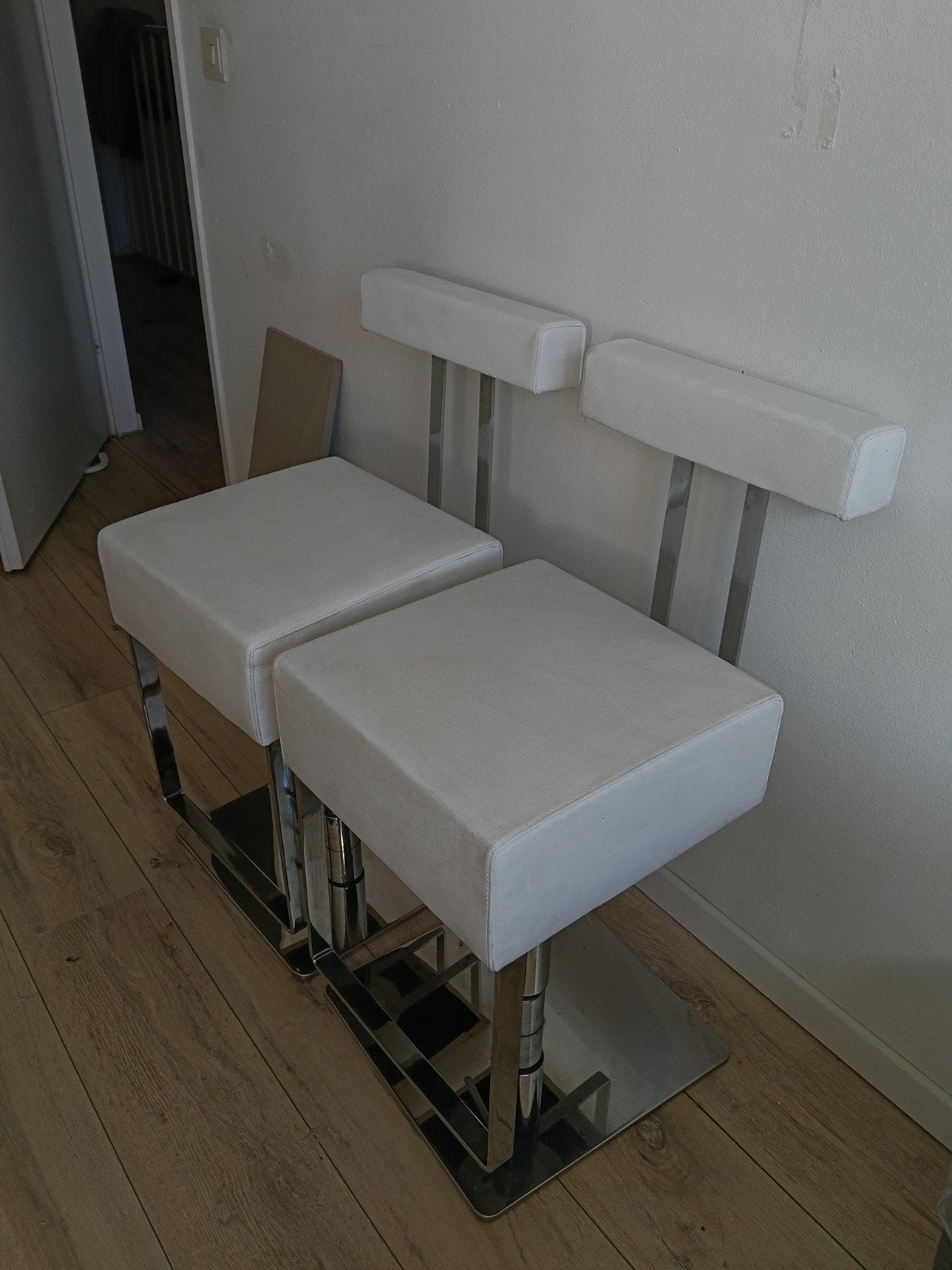 2 Witte Leren Barstoelen met RVS Onderstel, Ophalen, Gebruikt, In hoogte verstelbaar, 90 cm of meer
