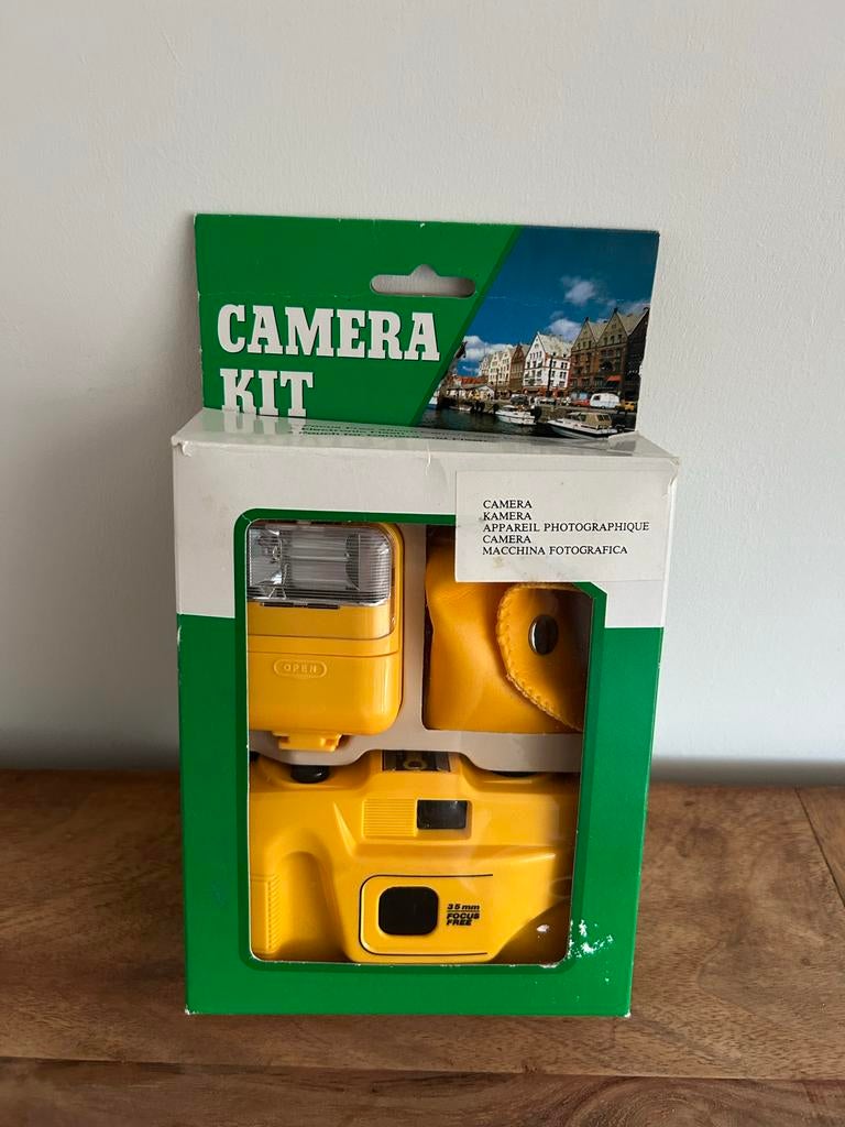 Vintage Gele 35mm Camera Kit met Flitser en Tasje, Ophalen of Verzenden, Zo goed als nieuw, Compact, Overige Merken