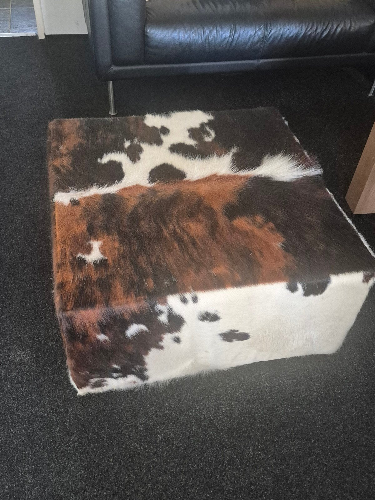 Poef koeienhuid 85x85x40 cm, Gebruikt, Vierkant, Leer, 75 tot 100 cm