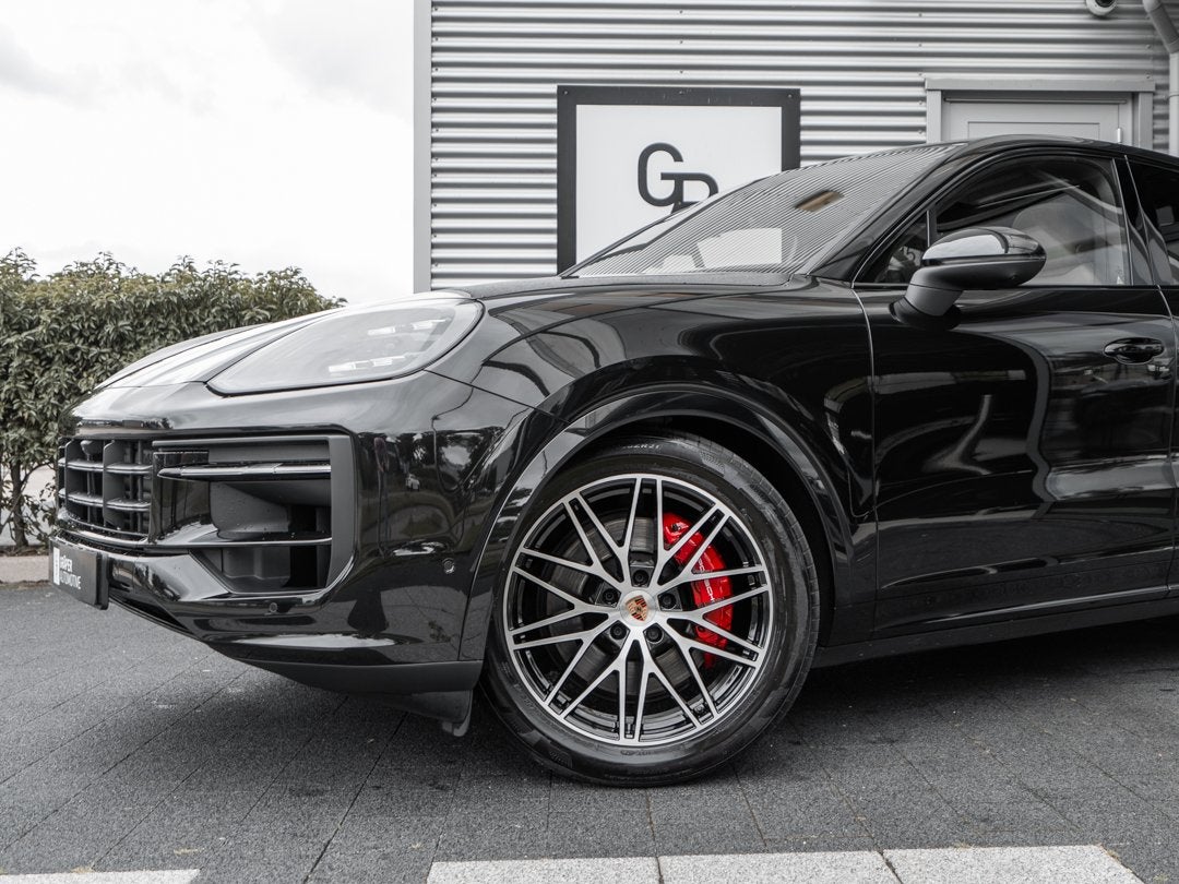 Foto 3 van Porsche Cayenne Coupé 3.0 E-Hybrid | SportDesign | Luchtver