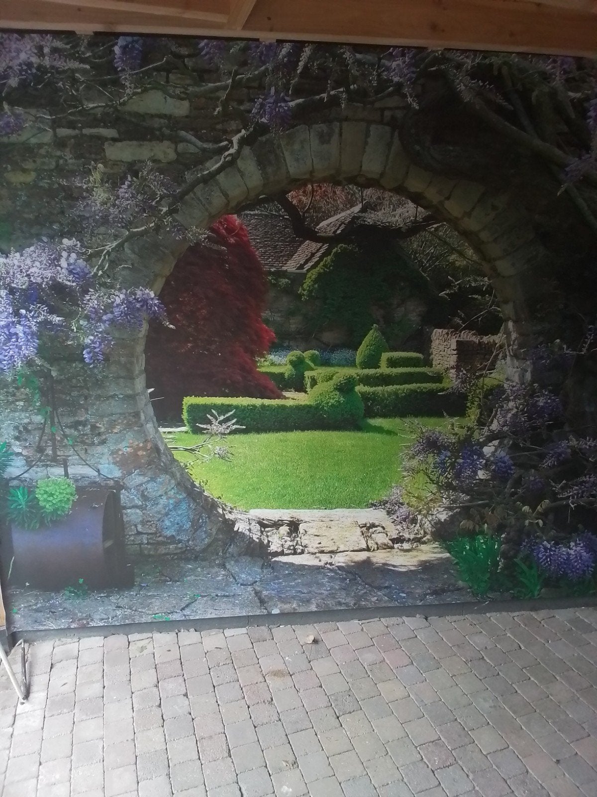 Tuinmuurposter (pvc) met boog en bloemen., Tuin en Terras, Ophalen of Verzenden, Nieuw