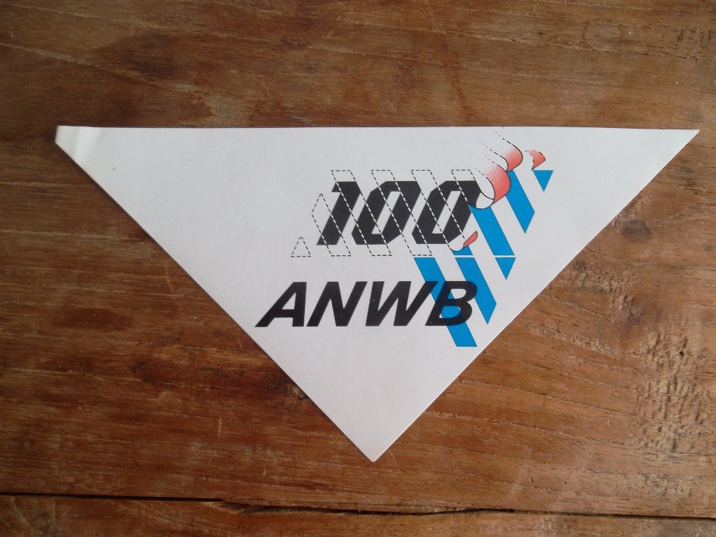 ANWB sticker 100 jaar driehoek 9 x 18 cm, Ophalen of Verzenden, Zo goed als nieuw, Bedrijf of Vereniging