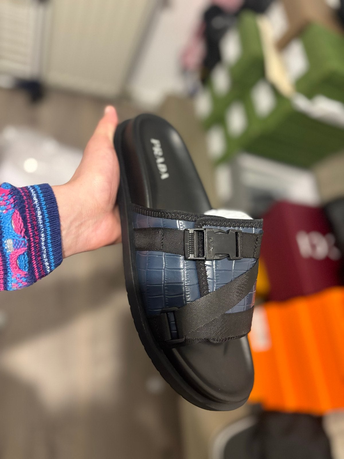 Prada slippers met krokodillenprint en gespen, Ophalen of Verzenden, Zo goed als nieuw, Blauw, Slippers