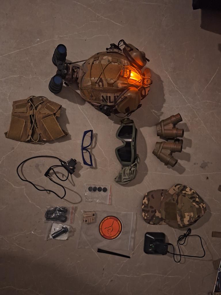 Diverse militaire uitrusting en kleding, Verzamelen, Militaria | Algemeen, Ophalen of Verzenden, Landmacht, Nederland, Embleem of Badge