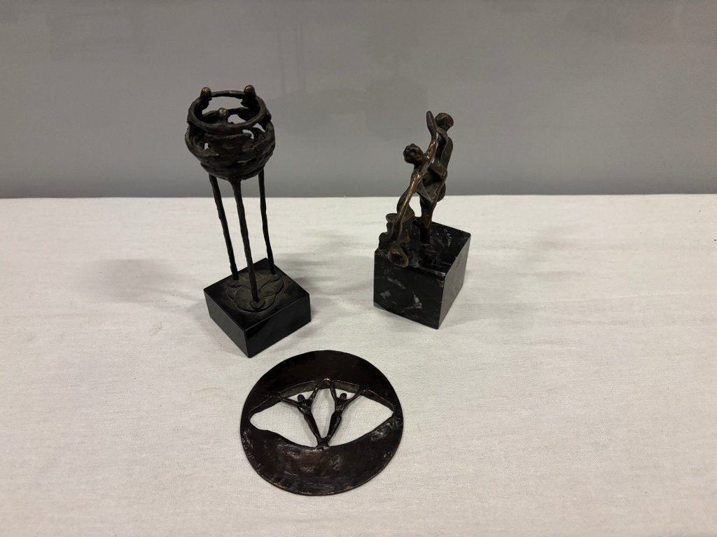 Set van 3 bronskleurige beeldjes met figuren op sokkels, Groep mensen, Ophalen of Verzenden, Op sokkel, Beeld