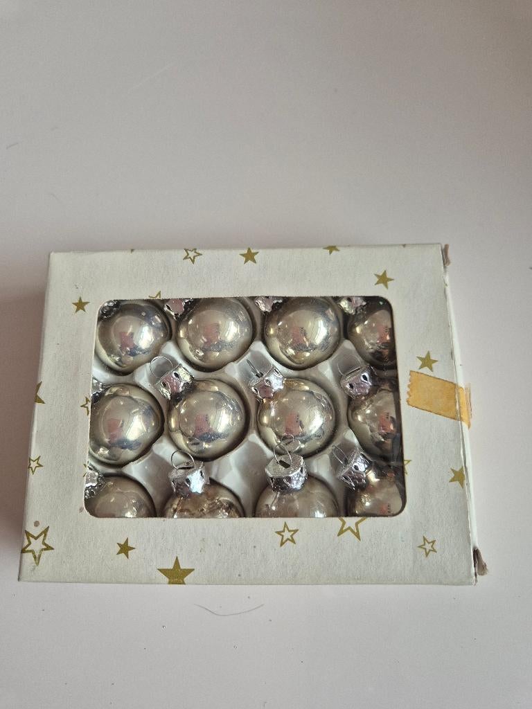 Nieuw in doos: zilverkleurige mini kerstballetjes, Ophalen of Verzenden, Nieuw