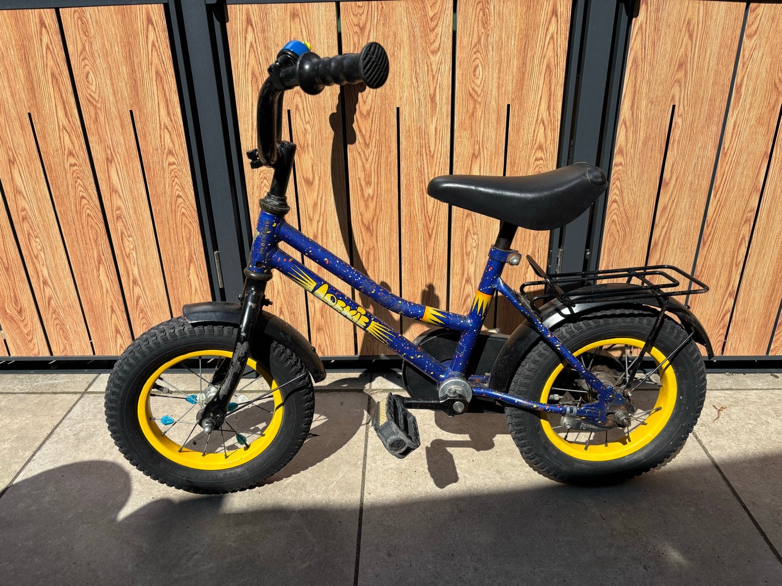 Loekie kinderfiets, blauw met geel, 12 inch, Ophalen, Terugtraprem, Zijwieltjes, Gebruikt