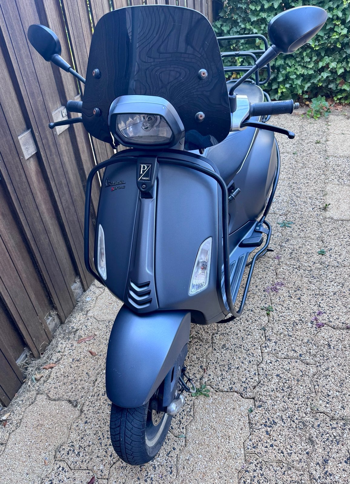 Vespa Sprint 50cc uit 2017 Grijs met mat zwarte details, Fietsen en Brommers, Scooters | Vespa, Ophalen, Gebruikt, Maximaal 45 km/u