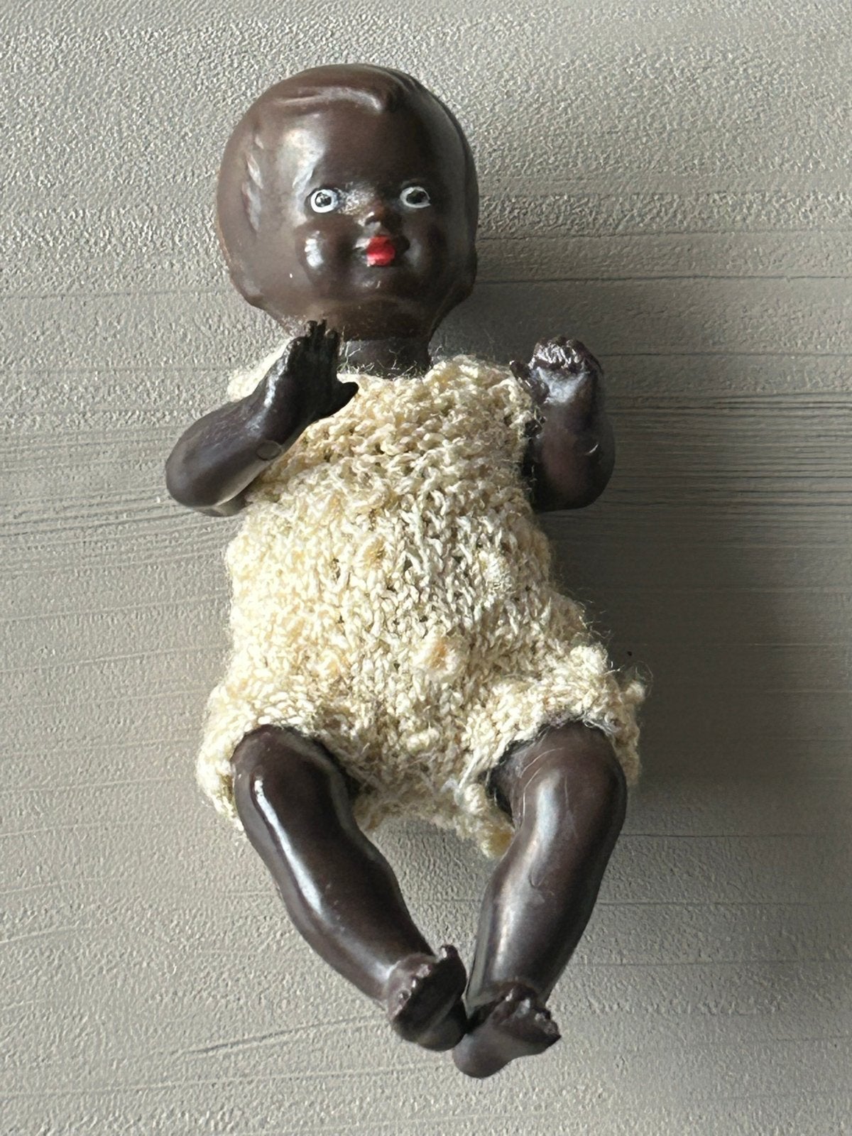 Vintage Babypop - Donkere Huidskleur - Gebreid Pakje, Ophalen of Verzenden, Gebruikt, Babypop