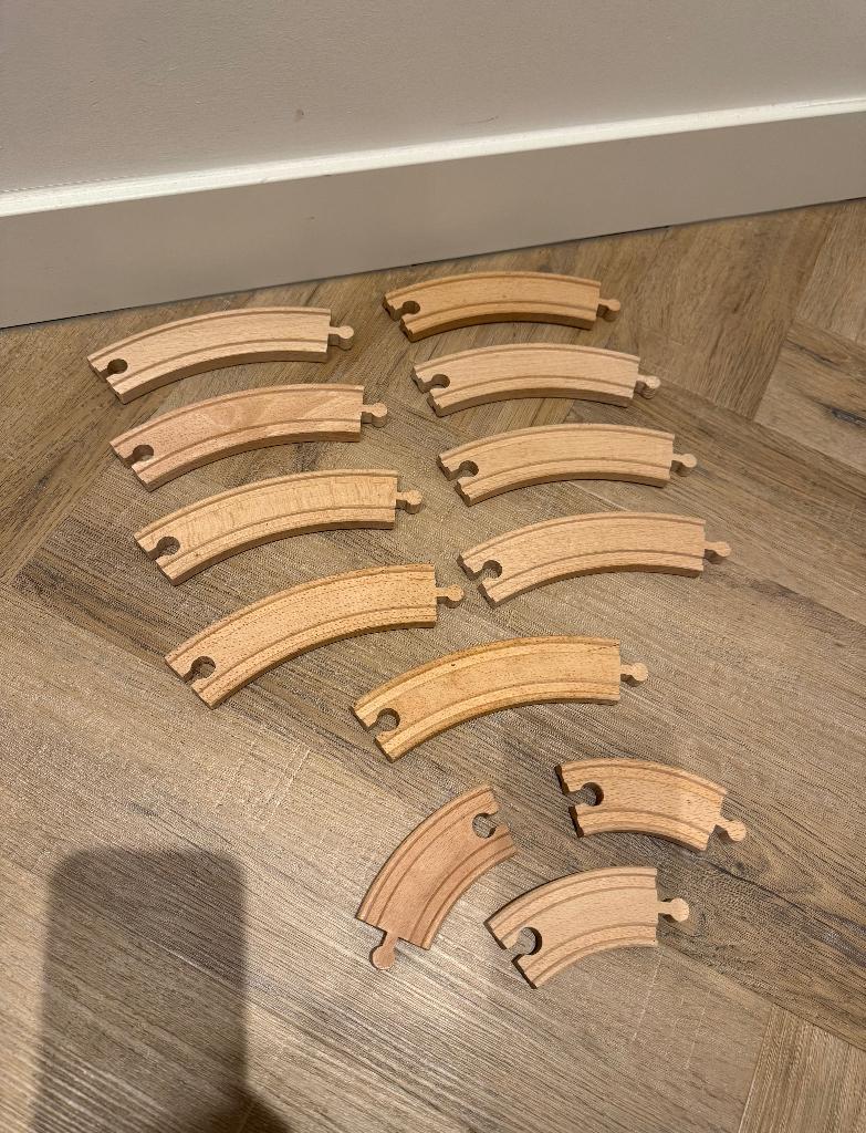 Heel goed 12x Brio houten trein spoor rails 33342 bocht set, Ophalen of Verzenden, Zo goed als nieuw, Overige typen