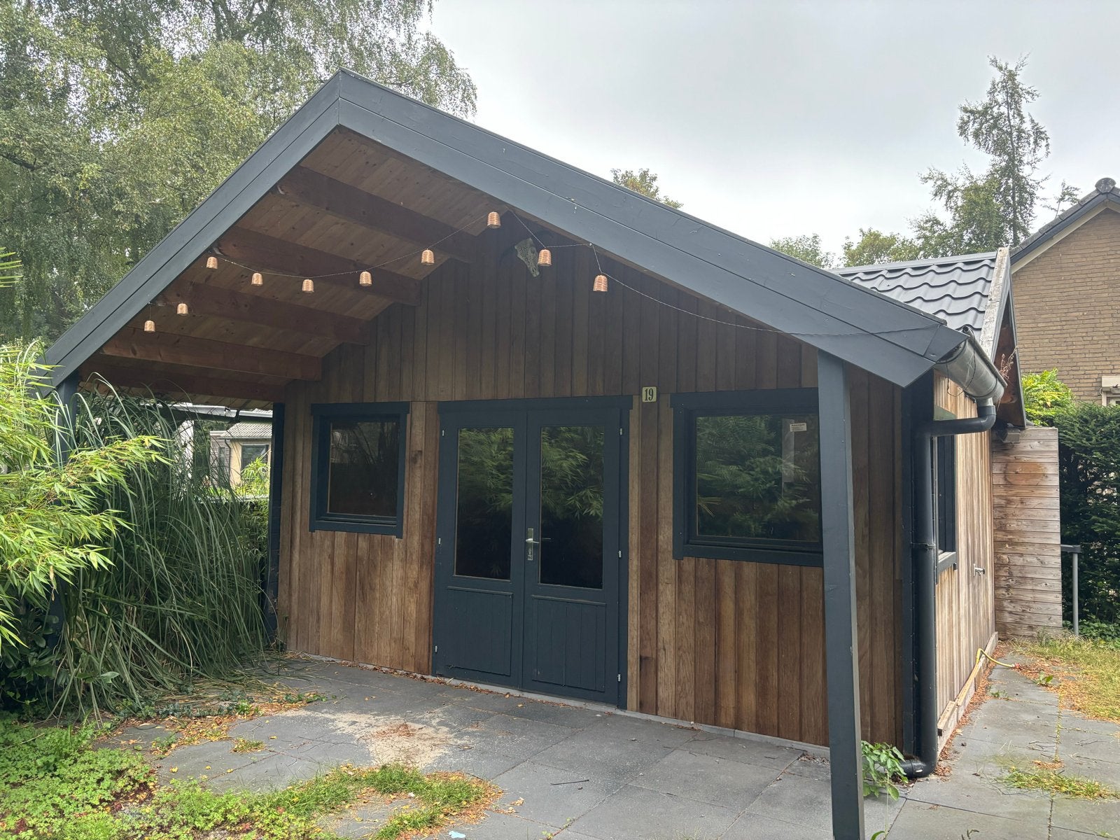 Houten tuinhuis met overkapping en entresol, Ophalen, Gebruikt, 250 tot 500 cm, 400 cm of meer