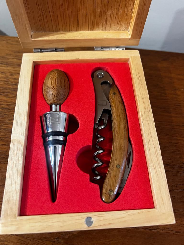 Tommy Hilfiger Wijnopener en Stop in Houten Doos, Huis en Inrichting, Overige typen, Hout, Ophalen of Verzenden, Zo goed als nieuw