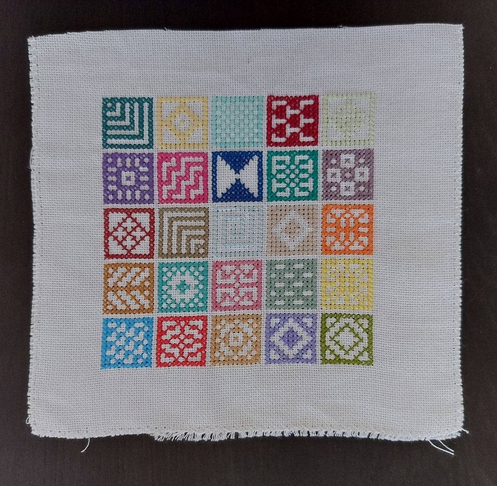 25 verschillende vlakken in diverse kleuren geborduurd, Ophalen of Verzenden, Nieuw, Handborduren, Overige typen