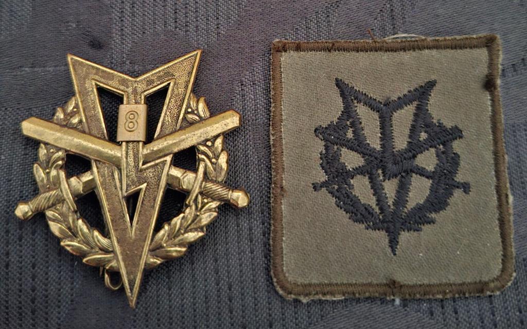 2x MLV speld cijfer 8, Ophalen of Verzenden, Landmacht, Nederland, Embleem of Badge