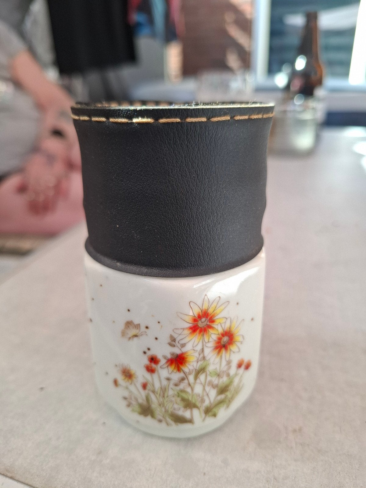 Vintage spaarpot met bloemendecoratie en leren top, Ophalen of Verzenden