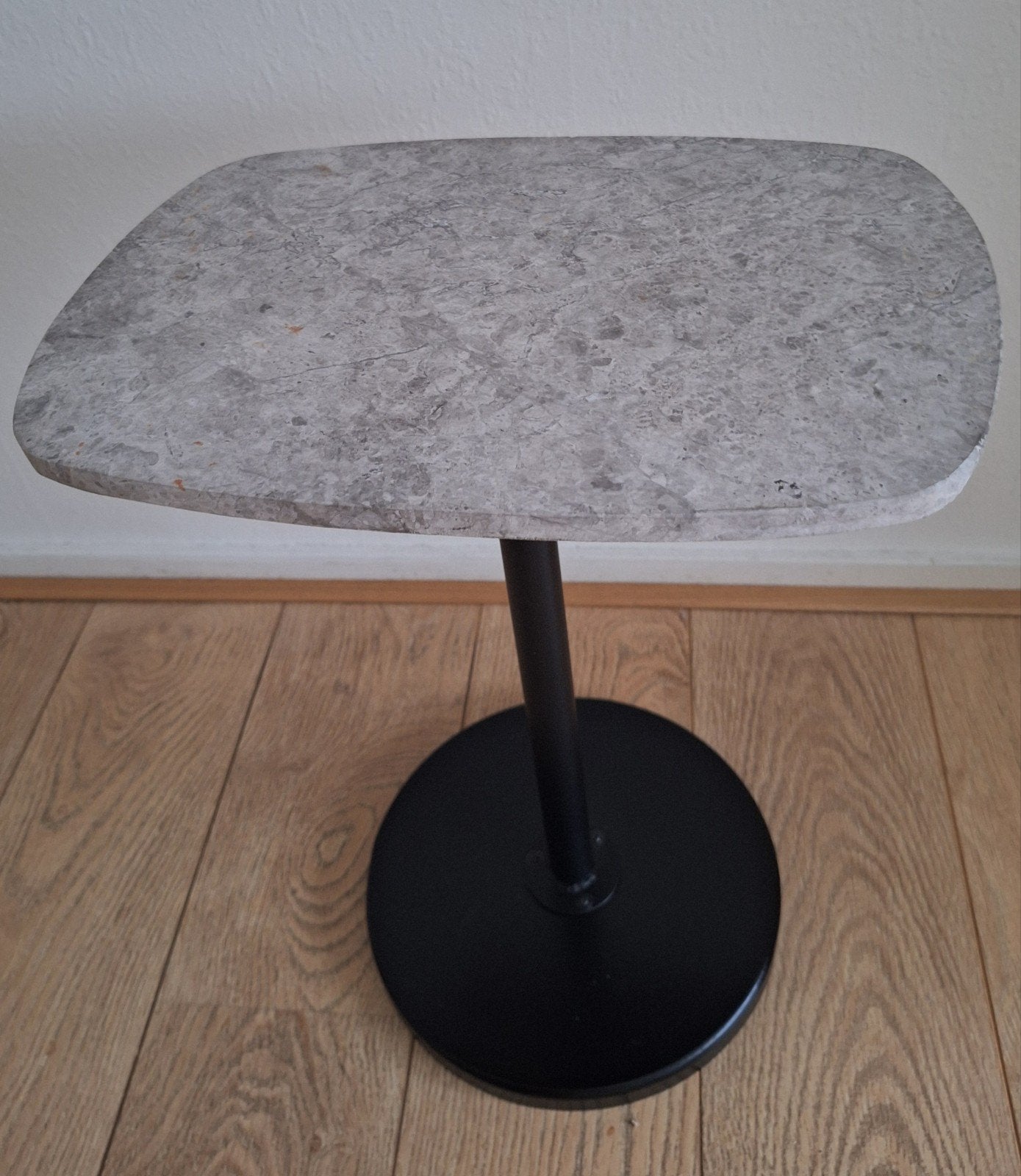Bijzettafel WOOOD met marmeren blad als nieuw, Huis en Inrichting, Tafels | Bijzettafels, Minder dan 55 cm, Metaal of Aluminium