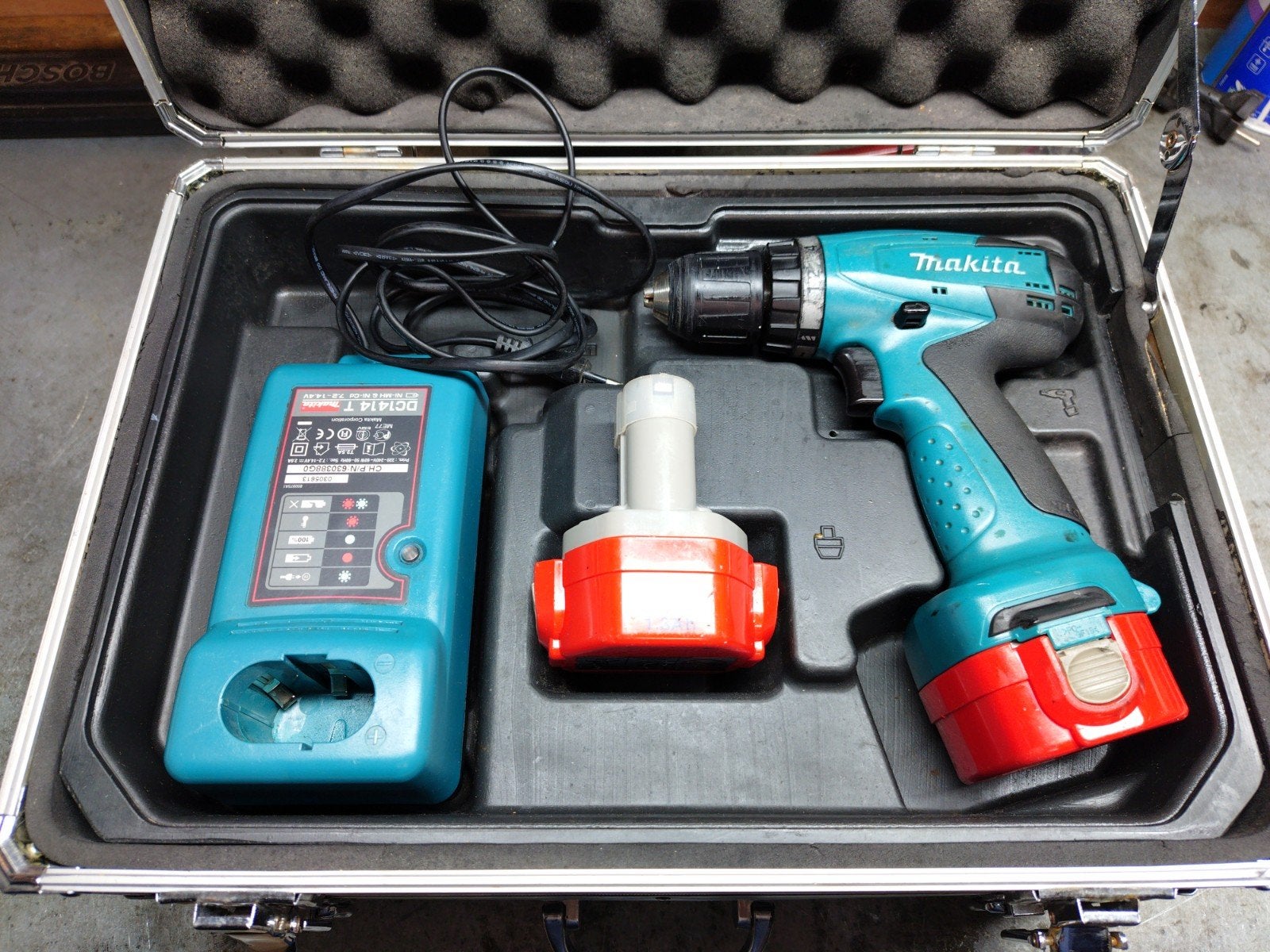 Makita 6271D schroefmachine te koop. icl 2x batterij, Ophalen of Verzenden, Boor- en Schroefmachine