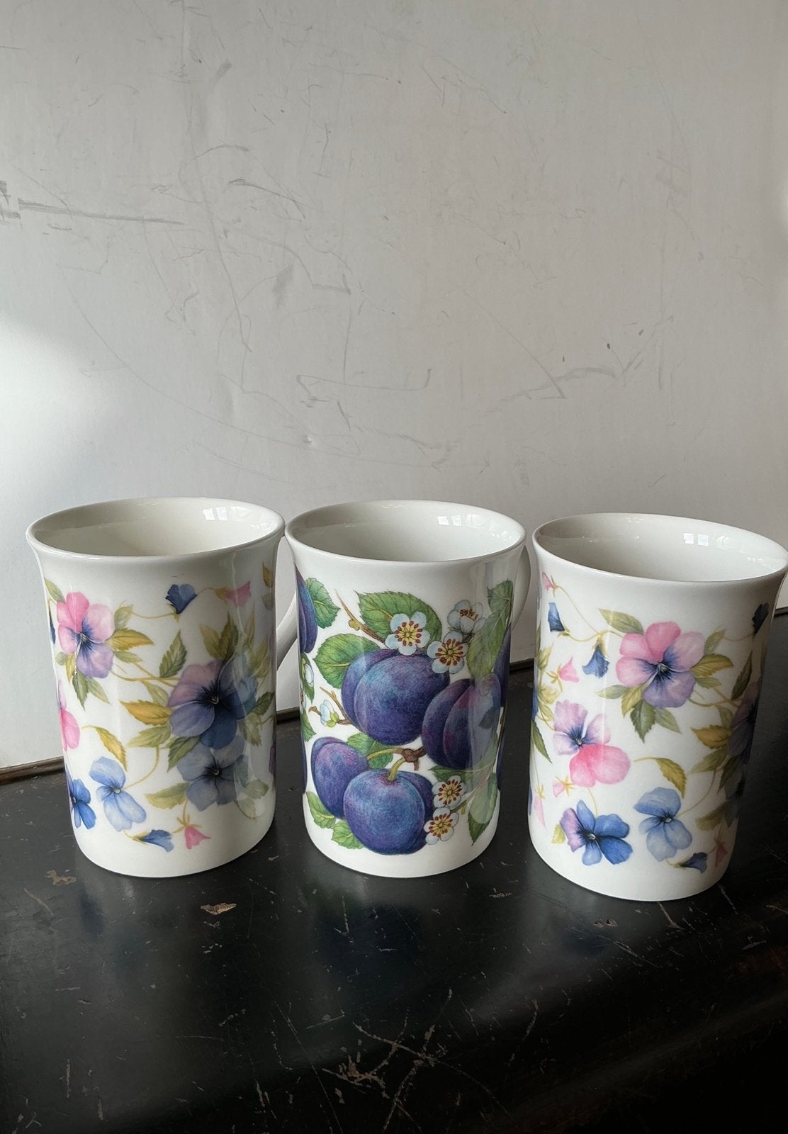 3 Mooie mokken v bone china, engels porselein. Pruim + viool, Ophalen of Verzenden, Zo goed als nieuw, Aardewerk