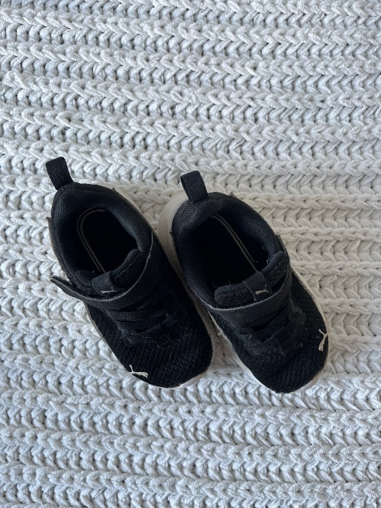 Babyschoenen jongens maat 22 (sneakers,klompen, slippers), Schoentjes, Puma, Ophalen of Verzenden, Zo goed als nieuw