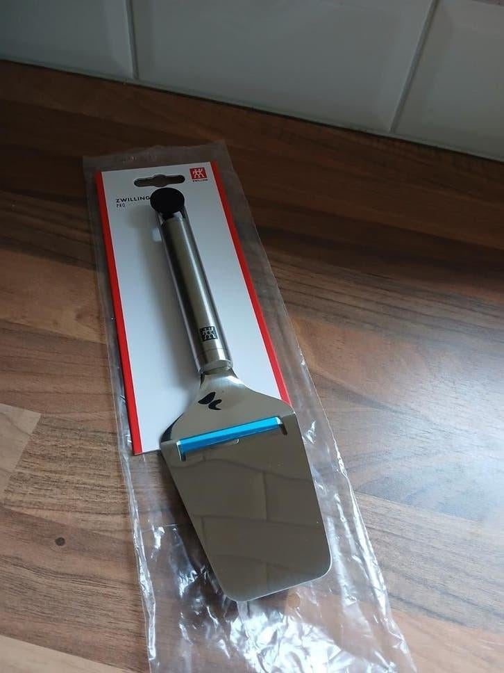 Nieuwe Kaasschaaf J.A Henckels zwilling pro, Nieuw, Ophalen of Verzenden, Rvs of Chroom, Vaatwasserbestendig
