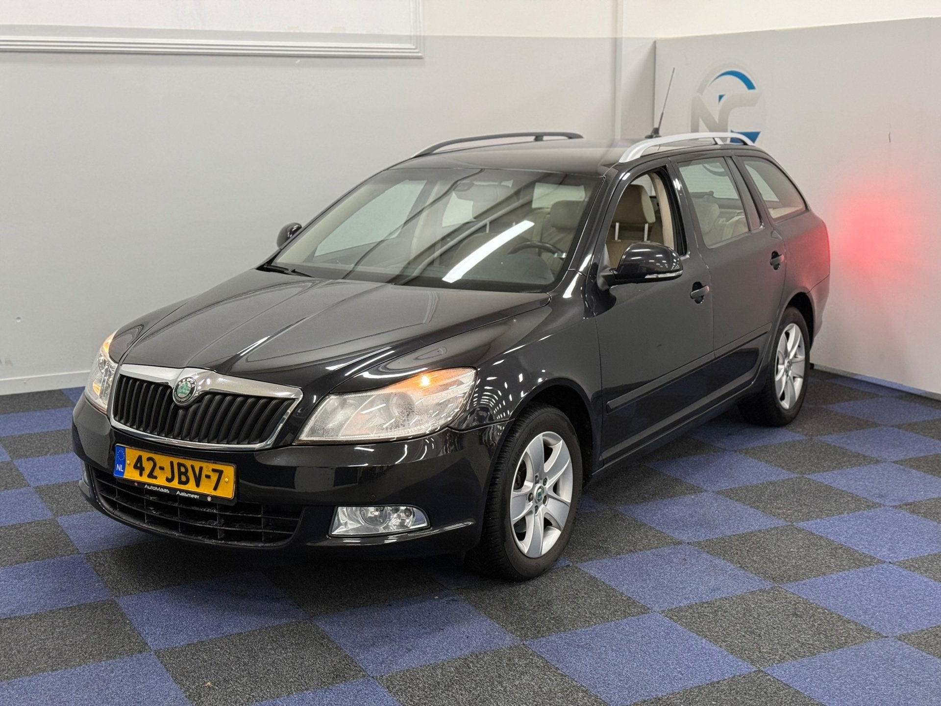 Skoda Octavia Combi 1.8 TSI Elegance / AUTOMAAT / LEDER INTR, Dealer onderhouden, 15 km/l, Gebruikt, Zwart