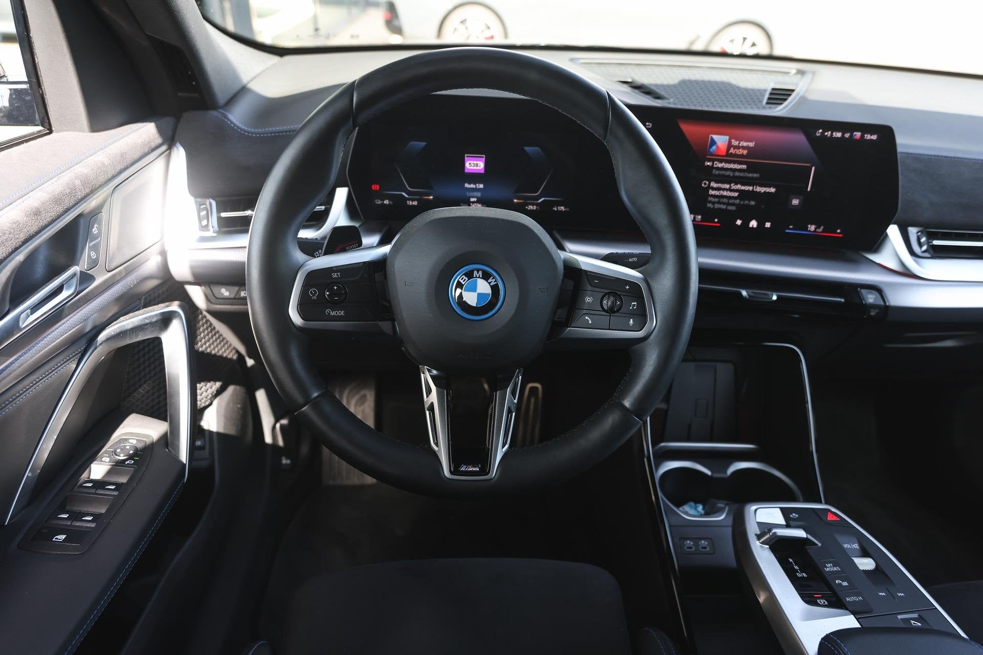 BMW iX2 eDrive20 M Sport / Trekhaak / Sportstoelen / Comfort, Auto's, Met garantie (alle), 24 min, Origineel Nederlands, 204 pk