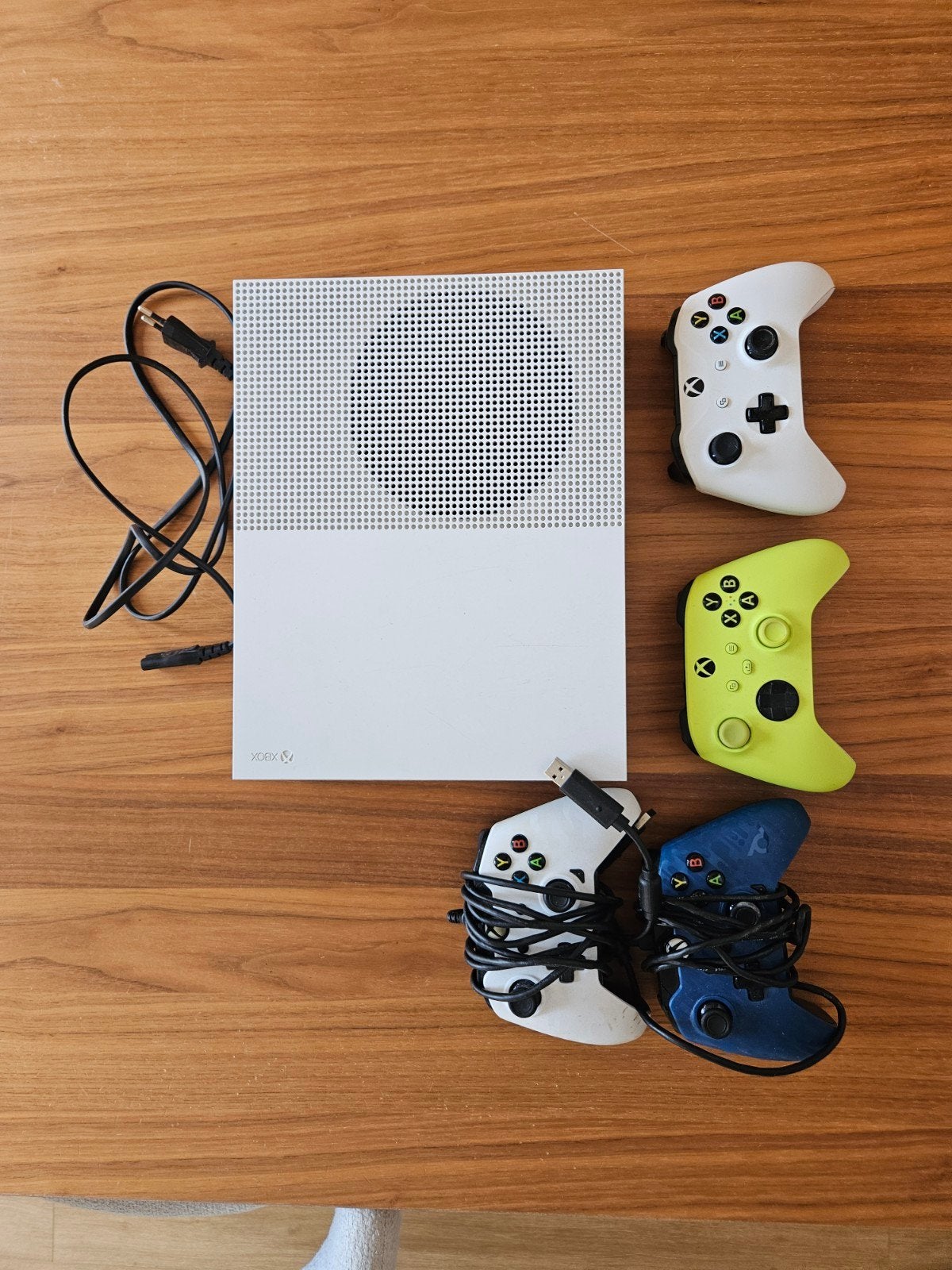 Xbox One S All Digital Edition met 4 controllers, Spelcomputers en Games, Spelcomputers | Xbox Original, Gebruikt, Met 3 controllers of meer