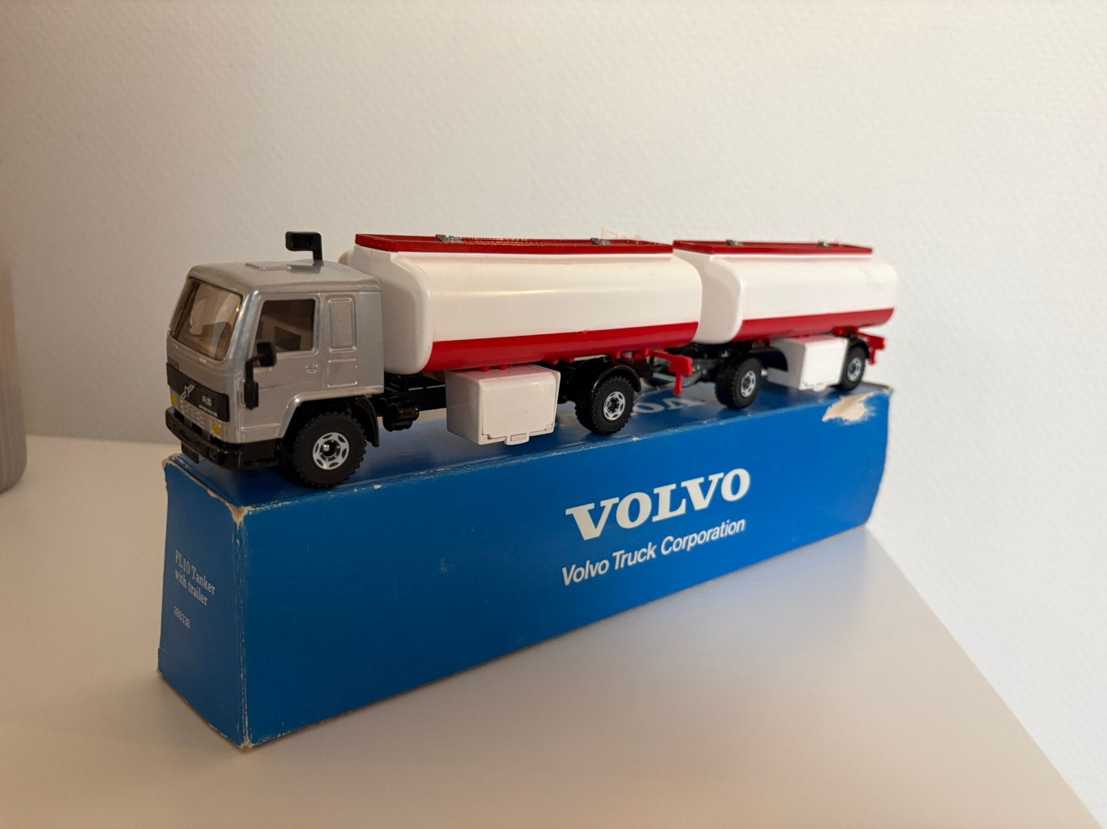 Siku volvo fl10 tankcombi, Hobby en Vrije tijd, Ophalen of Verzenden, Zo goed als nieuw, Bus of Vrachtwagen, SIKU