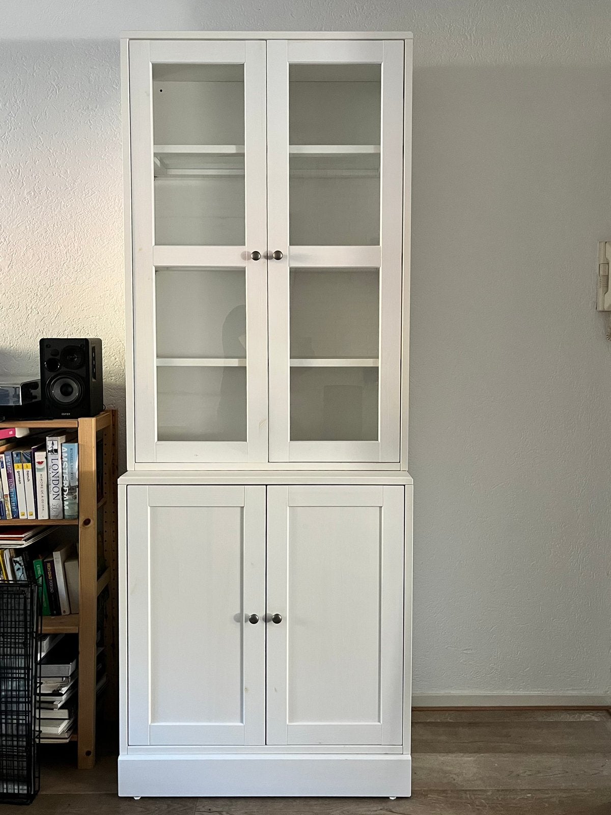 Massief hout vitrinekast - 212 x 81cm - z.g.a. nieuw, Ophalen, Met deur(en), 200 cm of meer, Tijdloos rustiek modern