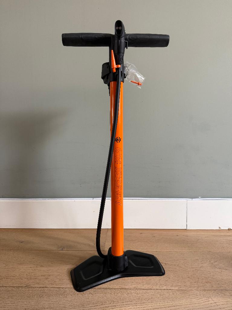 SKS AIRWORX 10.0 vloerpomp in zeer nette staat, Ophalen, Drukmeter, Zo goed als nieuw