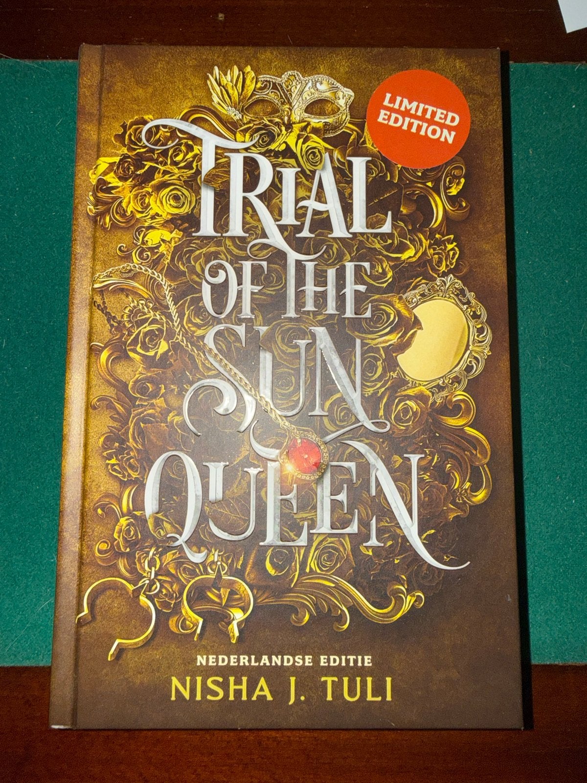 Trial of the sun queen - Deel 1 (Nisha J. Tuli), Ophalen of Verzenden, Zo goed als nieuw, Nederland