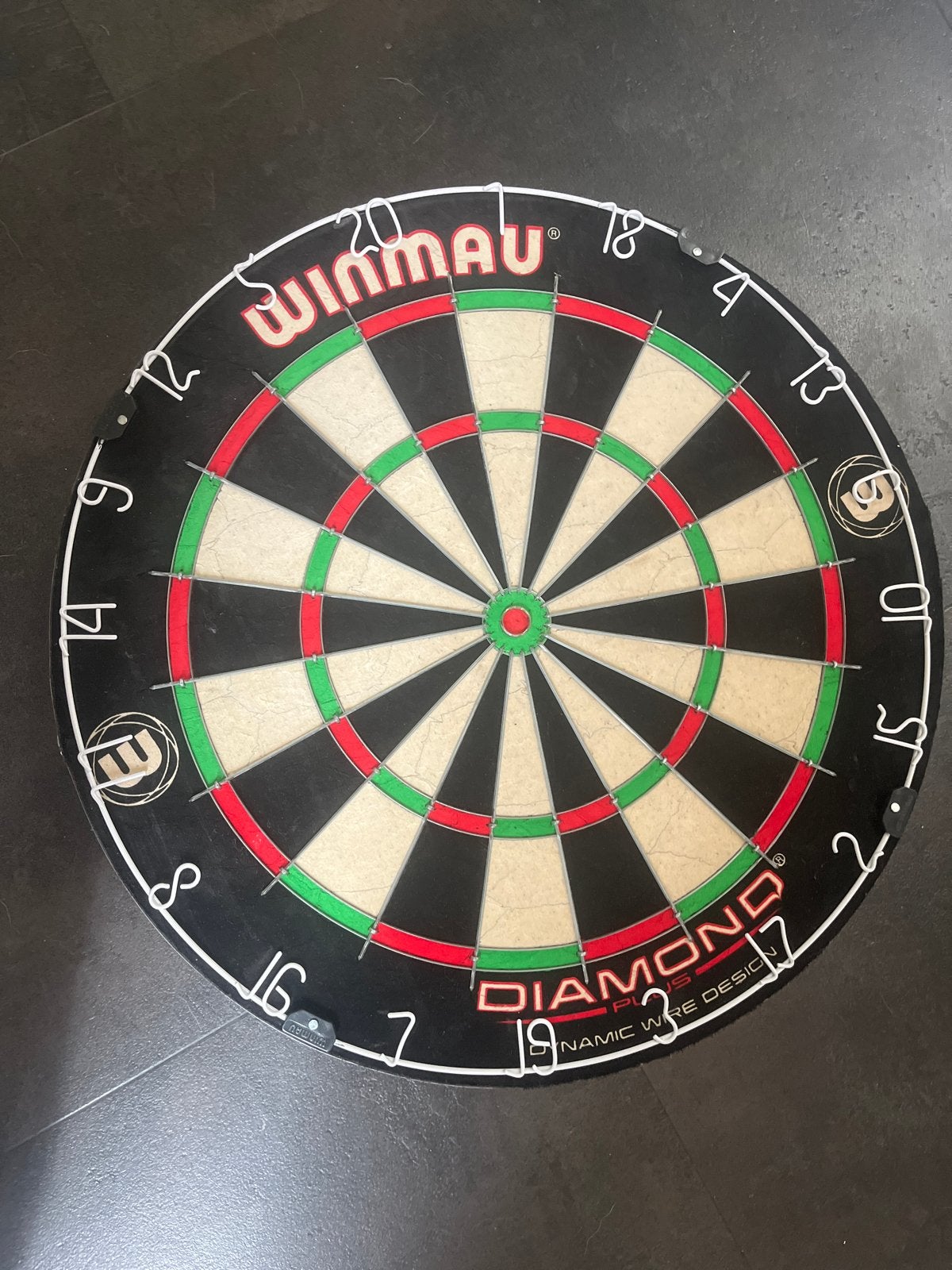 Nieuw Winmau Dartbord met Dartkast en toebehoren, Ophalen, Nieuw, Dartbord