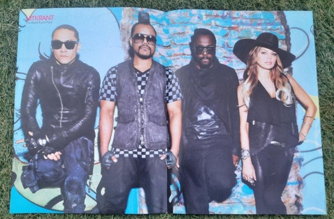 Poster 2x A4 Hitkrant 2011 Black Eyed Peas Rihanna Tiesto, Verzamelen, Ophalen of Verzenden, Gebruikt, A1 t/m A3, Muziek