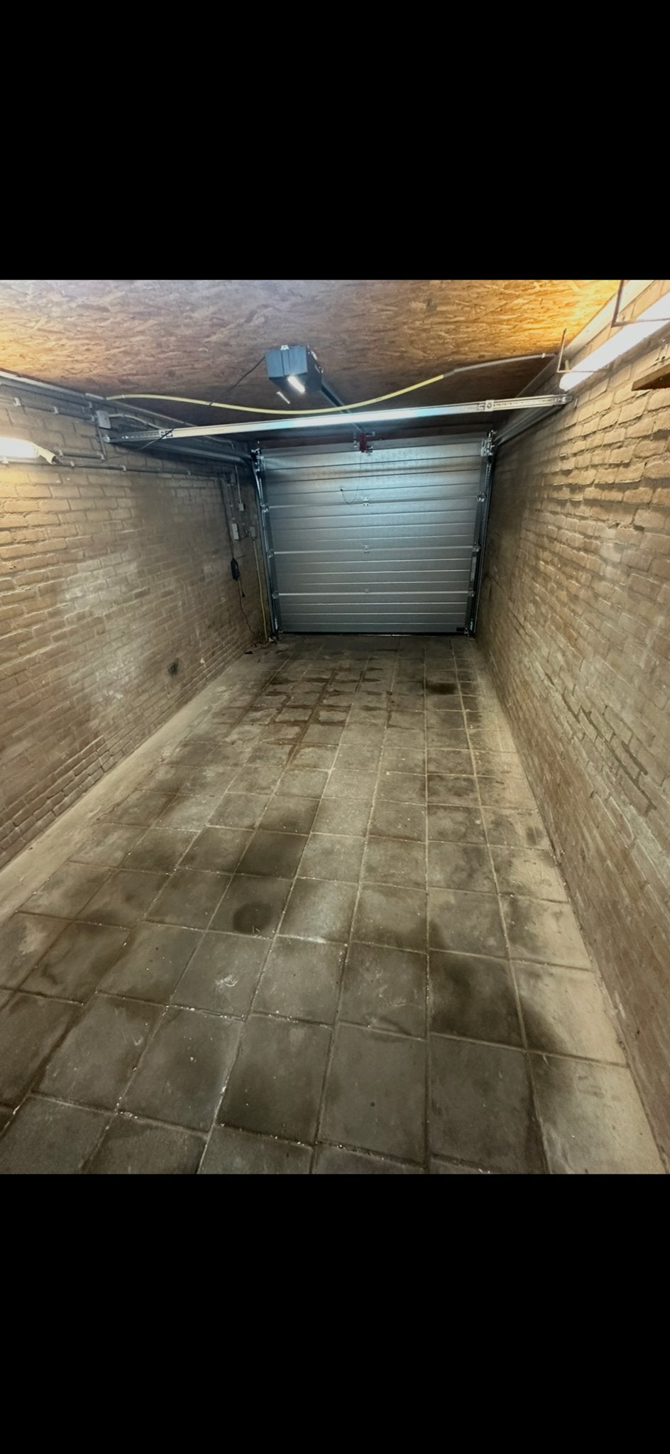 Te huur Ruime garagebox met stroom & elektrische deur
