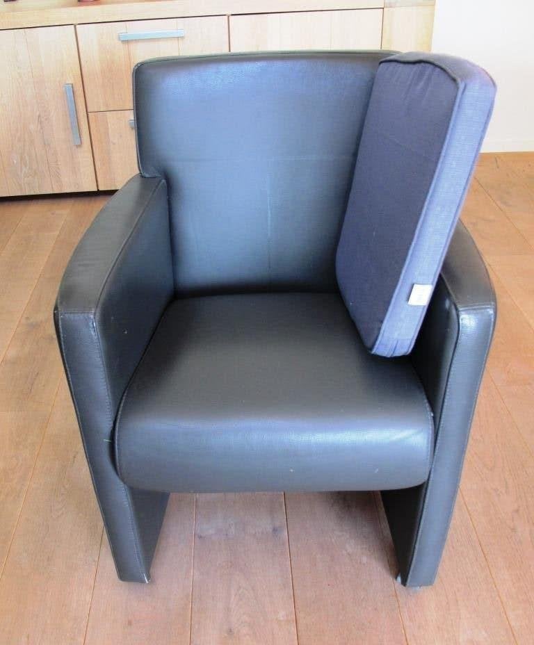 Foto 5 van Massief houten tafel en zes stoelen (leer bekleed)